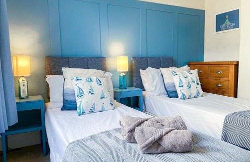 Portsmouth Casa | 3-Bedroom Stylish & Spacious Townhouse, Perfect for Groups and Family, Sleeps 6 with Free On-Street Parking Permit, Southsea - WORK CONTRACTORS OFFER AVAILABLE! - by Blue Puffin Stays
