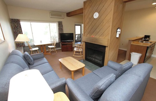 Plymouth Casa | 3-bedroom townhome in wonderful Ashland, NH with WiFi, AC