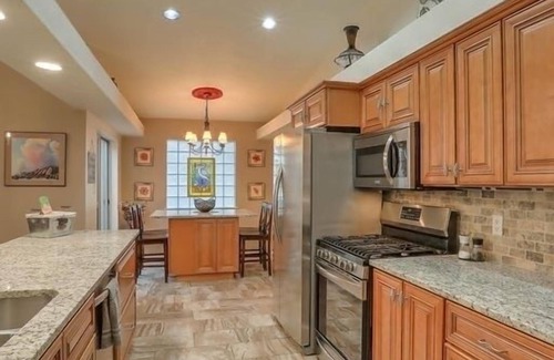 Nor Este Casa | Completamente actualizado, artísticamente decorado con toques únicos. Elegante y confortable