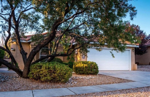 Nor Este Casa | Completamente actualizado, artísticamente decorado con toques únicos. Elegante y confortable