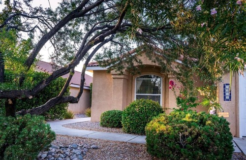 Nor Este Casa | Completamente actualizado, artísticamente decorado con toques únicos. Elegante y confortable