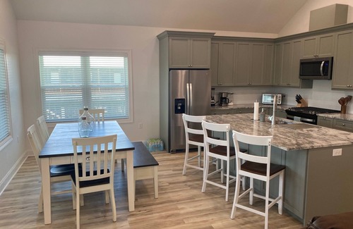 Chauvin Cabina | 3-bedroom waterfront fishing lodge with WiFi, AC in gorgeous Chauvin/Cocodrie LA