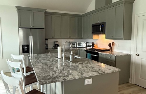Chauvin Cabina | 3-bedroom waterfront fishing lodge with WiFi, AC in gorgeous Chauvin/Cocodrie LA
