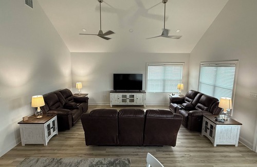 Chauvin Cabina | 3-bedroom waterfront fishing lodge with WiFi, AC in gorgeous Chauvin/Cocodrie LA