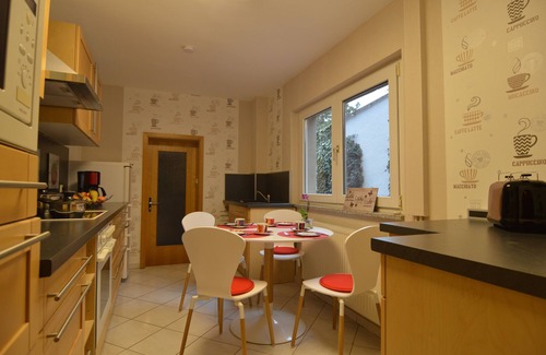 Vehra Casa | 3 dormitorios, 2 baños, amplia sala de estar, WiFi, zona tranquila, moderna, elegante,