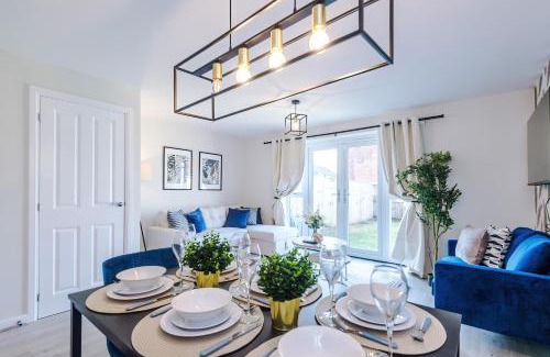 Speke Casa | 3 Bedrooms Driveway Walk 2 JLR Halewood Airport - 5 Beds- 3 WC-Speke Boulevard-South Liverpool-Sleeps 9 - Fully Equipped- Docks- Waterfront Bank Arena Liverpool by Arz Stays