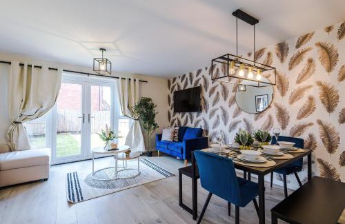 Speke Casa | 3 Bedrooms Driveway Walk 2 JLR Halewood Airport - 5 Beds- 3 WC-Speke Boulevard-South Liverpool-Sleeps 9 - Fully Equipped- Docks- Waterfront Bank Arena Liverpool by Arz Stays