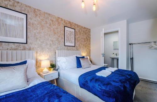 Speke Casa | 3 Bedrooms Driveway Walk 2 JLR Halewood Airport - 5 Beds- 3 WC-Speke Boulevard-South Liverpool-Sleeps 9 - Fully Equipped- Docks- Waterfront Bank Arena Liverpool by Arz Stays