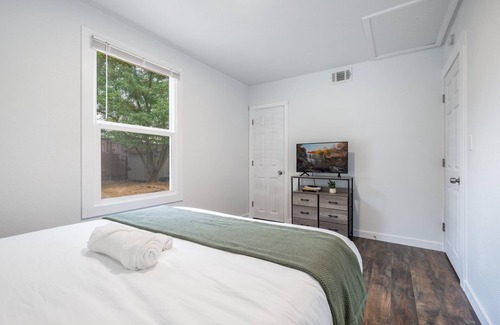 South Tacoma Casa | 3 Beds/65" Smart TV/Workspace/Full kitchen/Near DT