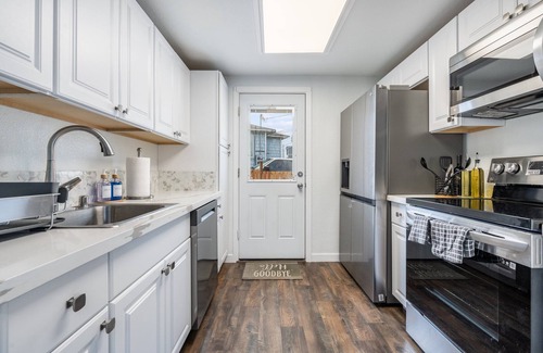 South Tacoma Casa | 3 Beds/65" Smart TV/Workspace/Full kitchen/Near DT