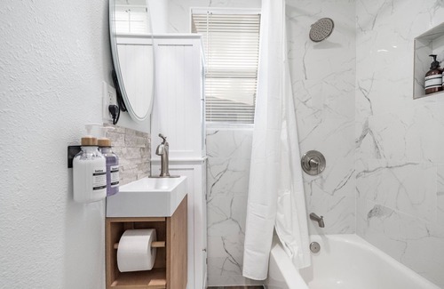 South Tacoma Casa | 3 Beds/65" Smart TV/Workspace/Full kitchen/Near DT