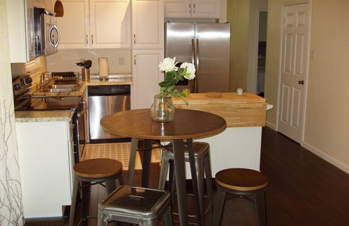 San Antonio Casa | (2) amplia sala de estar / área de restauración de madera dura-Suelo-Plano abierto-Gran ubicación