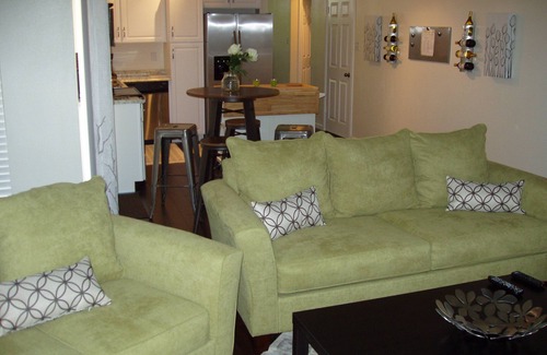 San Antonio Casa | (2) amplia sala de estar / área de restauración de madera dura-Suelo-Plano abierto-Gran ubicación