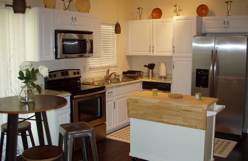 San Antonio Casa | (2) amplia sala de estar / área de restauración de madera dura-Suelo-Plano abierto-Gran ubicación