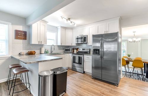 Cottage Line Casa | 3 BR Beach Bungalow Minutes to the Beach! Dogs Allowed!