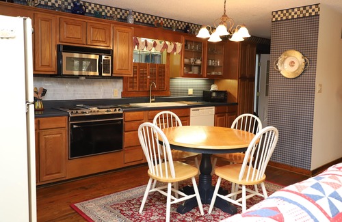 Glade Valley Casa | 3 BR Glade Valley Home cerca de los campos de golf y Blue Ridge Parkway.