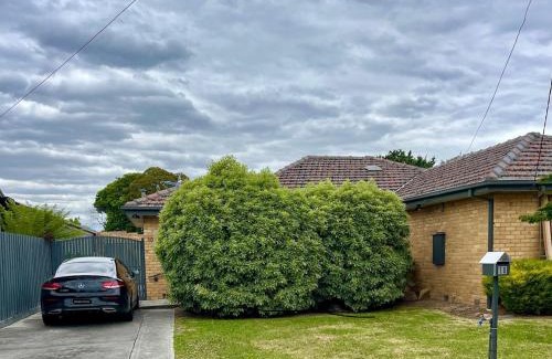 Beaconsfield Casa | 3 Br home with kitchen