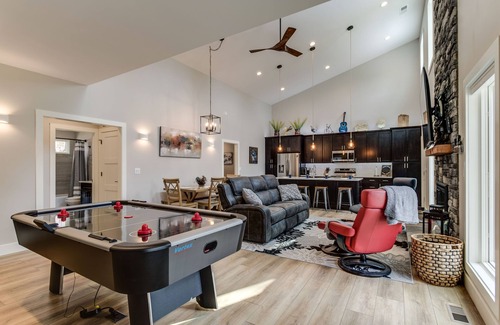 Tracy City Casa | 3-Br Luxury Home with Hot Tub & Arcade Games