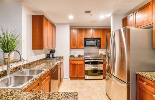St. Augustine Condominio | 3-BR w/ private fenced patio and lagoon view- community pool & hot tub