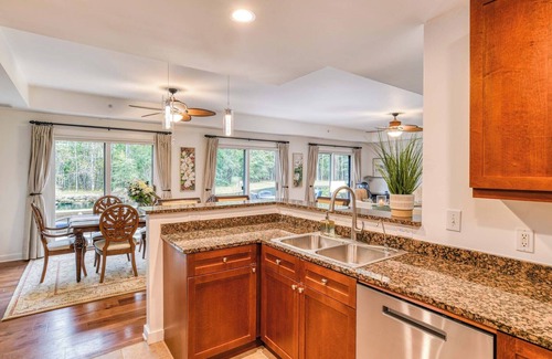 St. Augustine Condominio | 3-BR w/ private fenced patio and lagoon view- community pool & hot tub