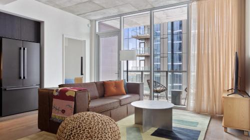 Rainey Street Historic District Casa | 3 Condos Brand New Austin High Rise w Rooftop Pool Gym Yoga Studio More