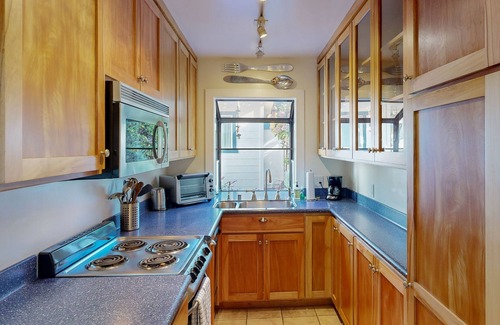 Stinson Beach Casa | 3-Cottage Beach Retreat w/ Hot Tub, Fire Pit & Views - 40' to Ocean