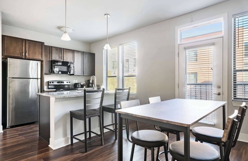 Mile Square Apartamento | 3 Downtown Indy Units | Sleeps 18, Free Parking