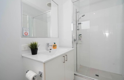 Cloverdale Apartamento | 3 Fresh Sparkling Fisher 2 bed 2 bath sleeps 5 Belmont/Cloverdale