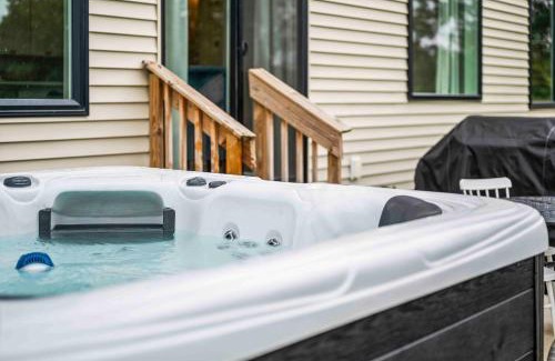 Dry Ridge Casa | 3 Homes, 3 Hot Tubs, 10BR, 10 Bath, Near Ark!