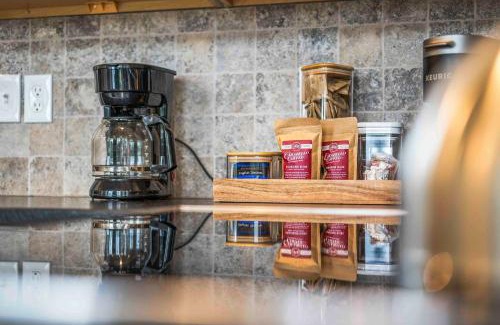 Dry Ridge Casa | 3 Homes, 3 Hot Tubs, 10BR, 10 Bath, Near Ark!