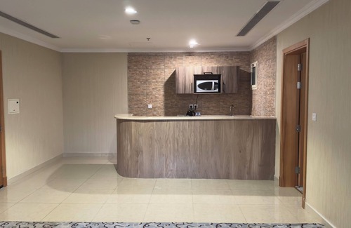 Jeddah Apartamento | 3 Hotel Suites in Wonderful Jeddah with AC, Fitness Room