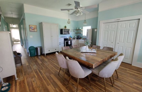 Prairie Lea Otro | 3 Houses 30 guests Country 14 acre Pecan Orchard