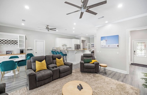 Ponchatoula Casa | 3 Kings, Pool house Suite, Hot Tub, & Game Room