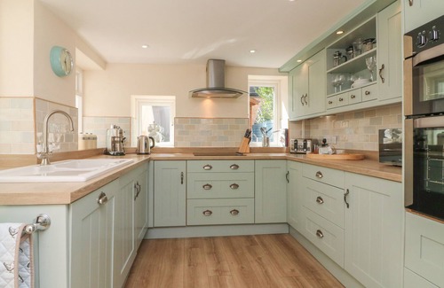 Porlock Cabaña | 3 LOWERBOURNE TERRACE, pet friendly, with a garden in Porlock