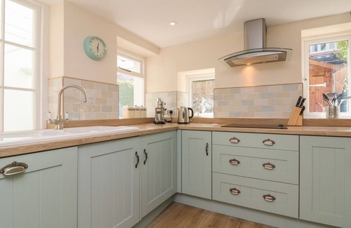Porlock Cabaña | 3 LOWERBOURNE TERRACE, pet friendly, with a garden in Porlock