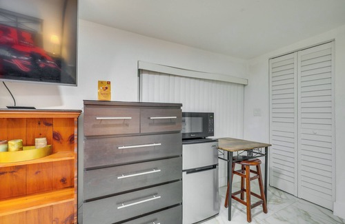 Royal Poinciana Apartamento | 3 Mi to Beach: Hollywood Studio w/Yard!