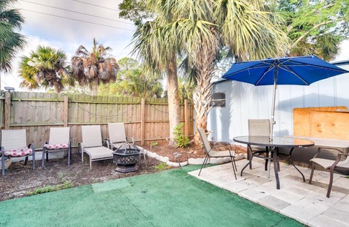 Seminole Apartamento | 3 Mi to Beach Remodeled Seminole Apt with Yard!