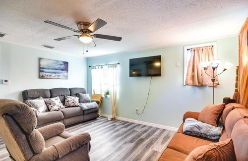 Seminole Apartamento | 3 Mi to Beach Remodeled Seminole Apt with Yard!