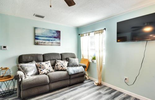 Seminole Apartamento | 3 Mi to Beach Remodeled Seminole Apt with Yard!