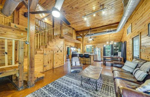 Broken Bow Casa | 3 Mi to Beavers Bend State Park Hot Tub Hideaway!
