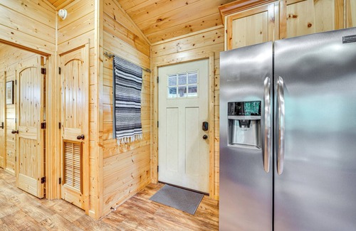 Broken Bow Cabaña | 3 Mi to Beavers Bend State Park: Hot Tub Haven!