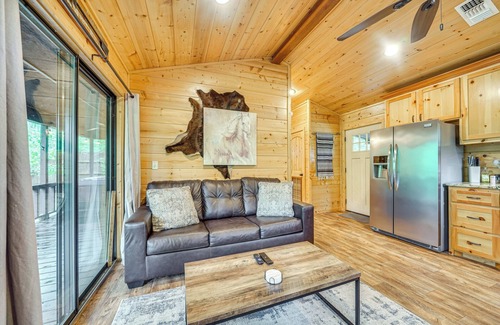 Broken Bow Cabaña | 3 Mi to Beavers Bend State Park: Hot Tub Haven!