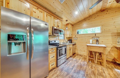 Broken Bow Cabaña | 3 Mi to Beavers Bend State Park: Hot Tub Haven!