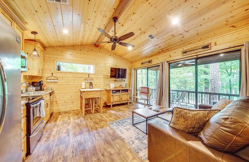 Broken Bow Cabaña | 3 Mi to Beavers Bend State Park: Hot Tub Haven!