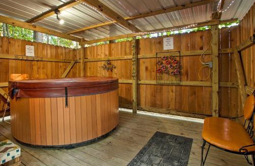 Broken Bow Casa | 3 Mi to Broken Bow Lake Cabin with Hot Tub and Deck!