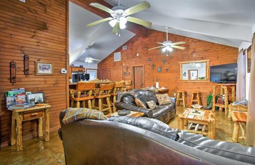 Broken Bow Casa | 3 Mi to Broken Bow Lake Cabin with Hot Tub and Deck!