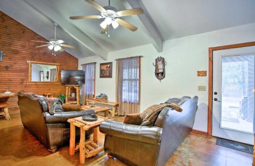 Broken Bow Casa | 3 Mi to Broken Bow Lake Cabin with Hot Tub and Deck!