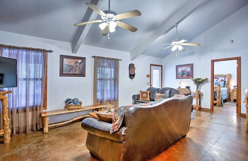 Broken Bow Casa | 3 Mi to Broken Bow Lake Cabin with Hot Tub and Deck!