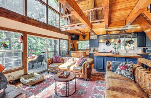 Arrowhead Villas Cabina | 3 Mi to Lake Arrowhead Village: Dog-Friendly Cabin