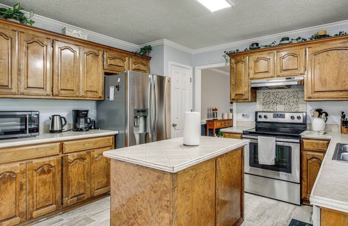 Lexington Casa | 3 Mi to Marina: Quiet Getaway w/ Deck in Lexington